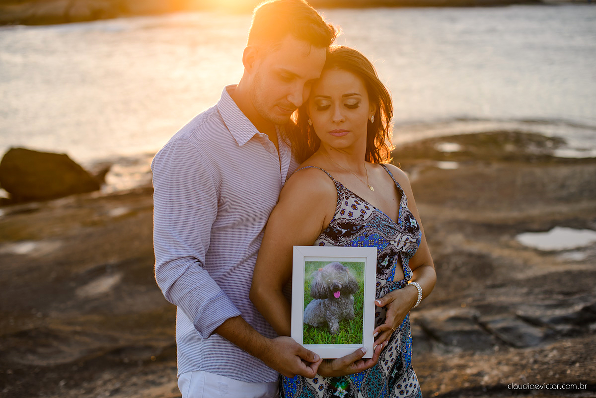 Lindo ensaio fotográfico de casal e ensaio namoro realizado em Guarapari Três Praias por fotógrafos de casamento de Vila Velha fotógrafos de casamento de Vitória fotógrafos de casamento de Serra Espirito Santo ES