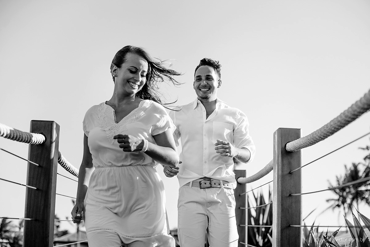 Lindo ensaio fotográfico de casal e ensaio namoro realizado em Guarapari Três Praias por fotógrafos de casamento de Vila Velha fotógrafos de casamento de Vitória fotógrafos de casamento de Serra Espirito Santo ES