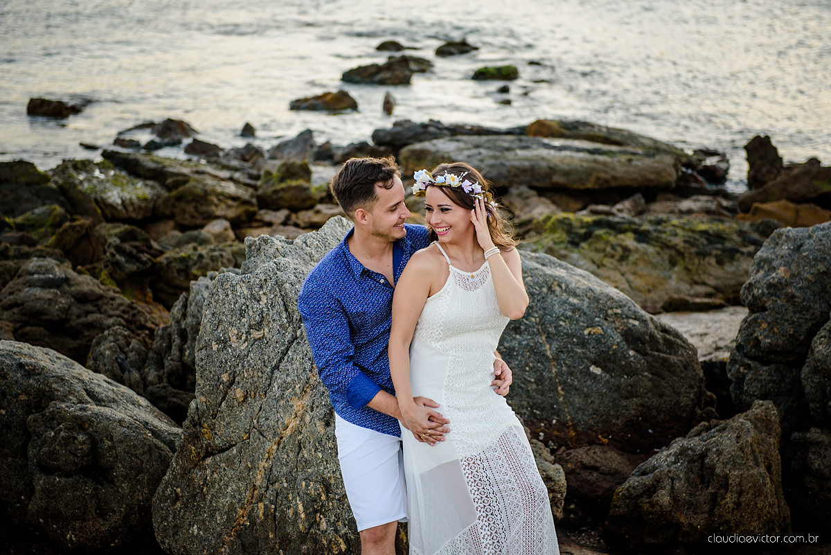 Lindo ensaio fotográfico de casal e ensaio namoro realizado em Guarapari Três Praias por fotógrafos de casamento de Vila Velha fotógrafos de casamento de Vitória fotógrafos de casamento de Serra Espirito Santo ES