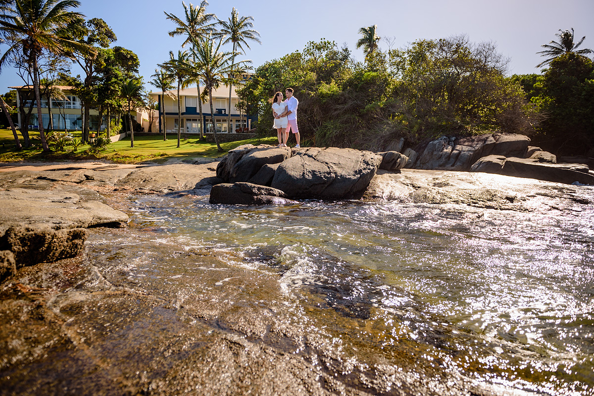 Lindo ensaio fotográfico de casal e ensaio namoro realizado em Guarapari Três Praias por fotógrafos de casamento de Vila Velha fotógrafos de casamento de Vitória fotógrafos de casamento de Serra Espirito Santo ES