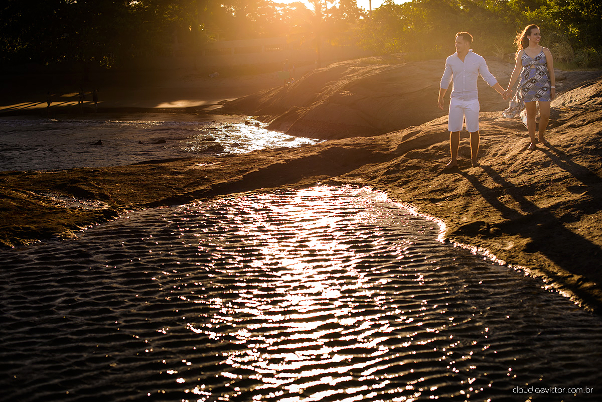 Lindo ensaio fotográfico de casal e ensaio namoro realizado em Guarapari Três Praias por fotógrafos de casamento de Vila Velha fotógrafos de casamento de Vitória fotógrafos de casamento de Serra Espirito Santo ES