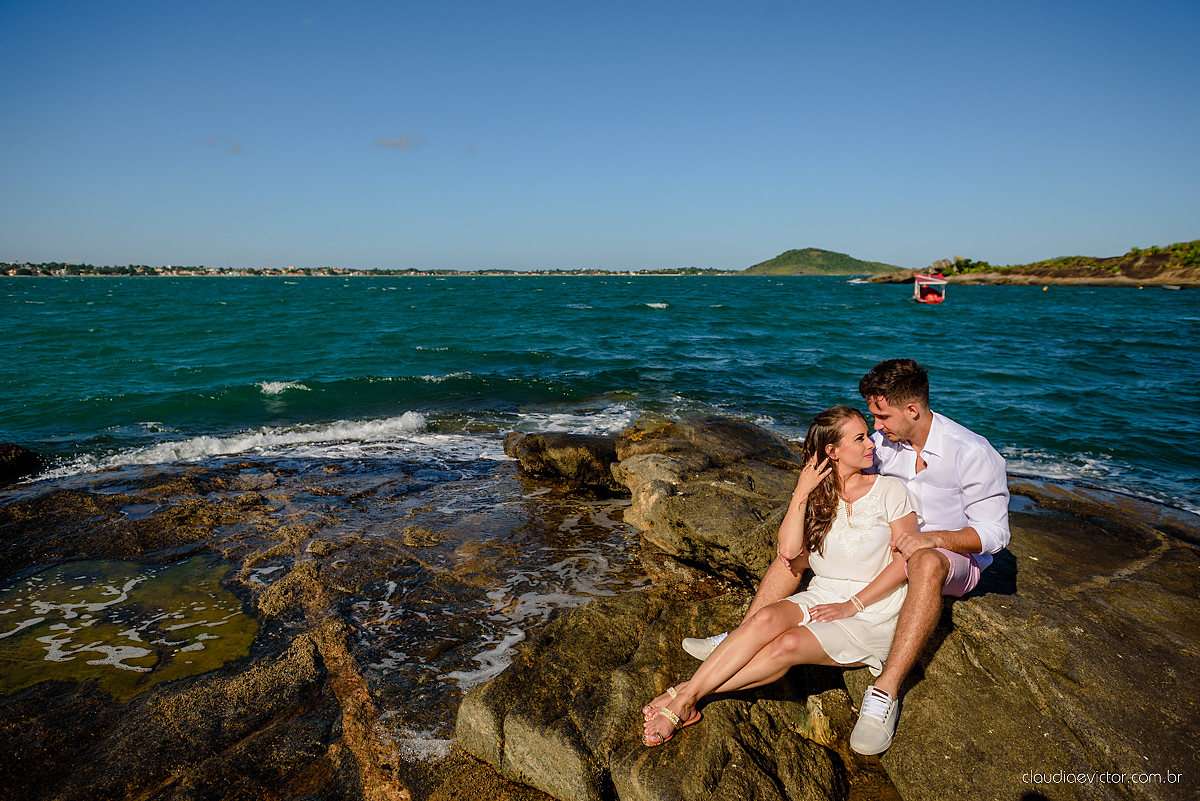 Lindo ensaio fotográfico de casal e ensaio namoro realizado em Guarapari Três Praias por fotógrafos de casamento de Vila Velha fotógrafos de casamento de Vitória fotógrafos de casamento de Serra Espirito Santo ES