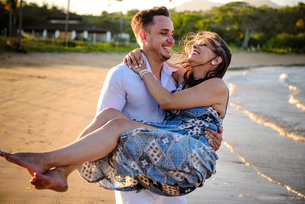 Lindo ensaio fotográfico de casal e ensaio namoro realizado em Guarapari Três Praias por fotógrafos de casamento de Vila Velha fotógrafos de casamento de Vitória fotógrafos de casamento de Serra Espirito Santo ES