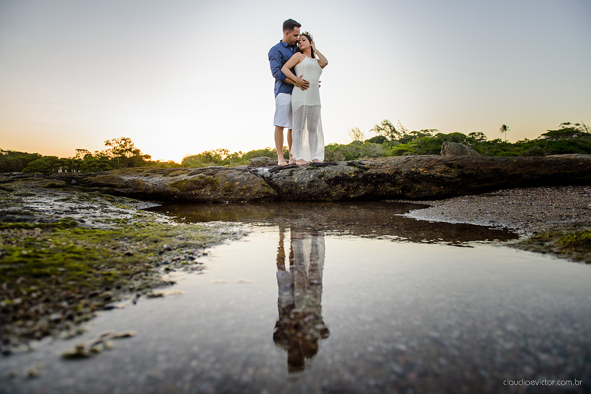 Lindo ensaio fotográfico de casal e ensaio namoro realizado em Guarapari Três Praias por fotógrafos de casamento de Vila Velha fotógrafos de casamento de Vitória fotógrafos de casamento de Serra Espirito Santo ES