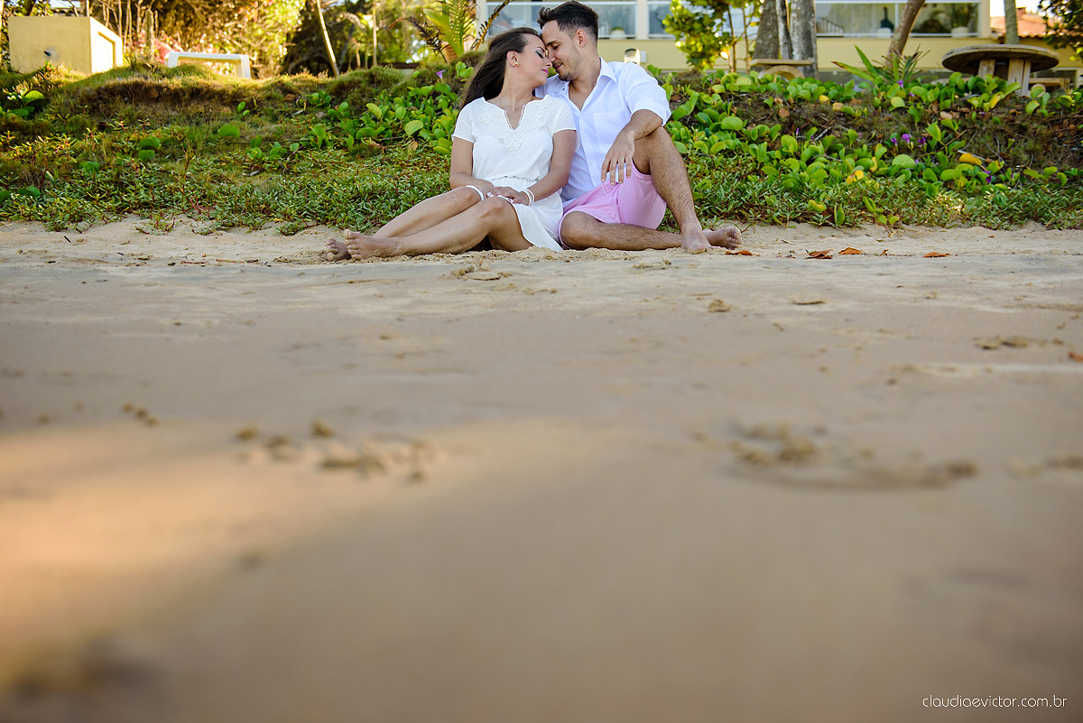 Lindo ensaio fotográfico de casal e ensaio namoro realizado em Guarapari Três Praias por fotógrafos de casamento de Vila Velha fotógrafos de casamento de Vitória fotógrafos de casamento de Serra Espirito Santo ES