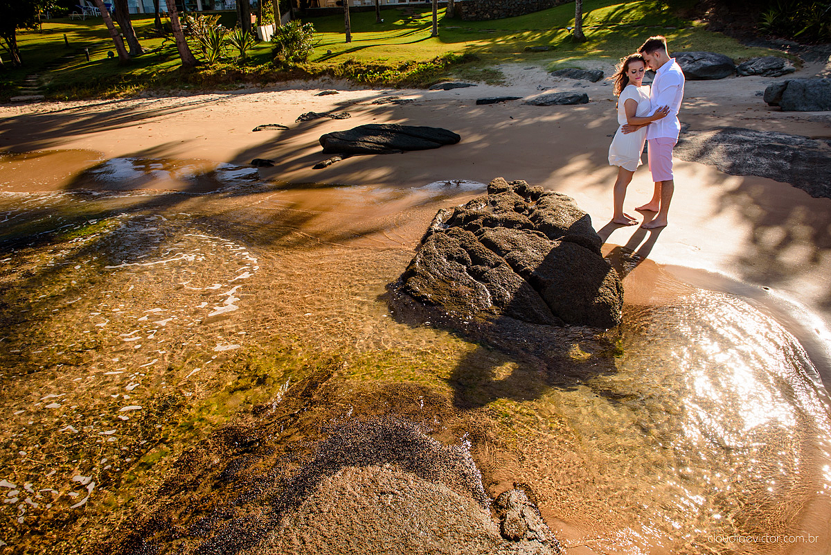 Lindo ensaio fotográfico de casal e ensaio namoro realizado em Guarapari Três Praias por fotógrafos de casamento de Vila Velha fotógrafos de casamento de Vitória fotógrafos de casamento de Serra Espirito Santo ES