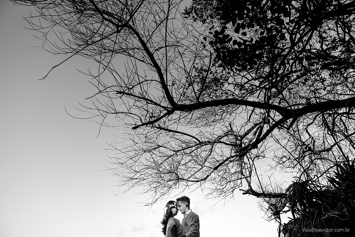 Lindo ensaio fotográfico de casal e ensaio namoro realizado em Guarapari Três Praias por fotógrafos de casamento de Vila Velha fotógrafos de casamento de Vitória fotógrafos de casamento de Serra Espirito Santo ES