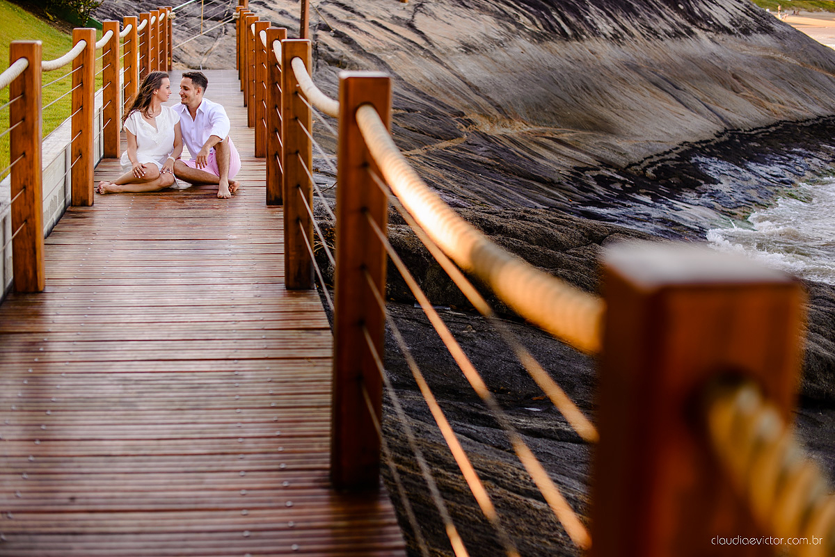 Lindo ensaio fotográfico de casal e ensaio namoro realizado em Guarapari Três Praias por fotógrafos de casamento de Vila Velha fotógrafos de casamento de Vitória fotógrafos de casamento de Serra Espirito Santo ES