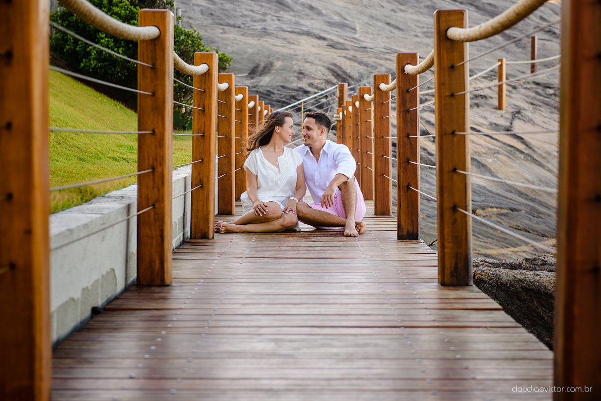 Lindo ensaio fotográfico de casal e ensaio namoro realizado em Guarapari Três Praias por fotógrafos de casamento de Vila Velha fotógrafos de casamento de Vitória fotógrafos de casamento de Serra Espirito Santo ES