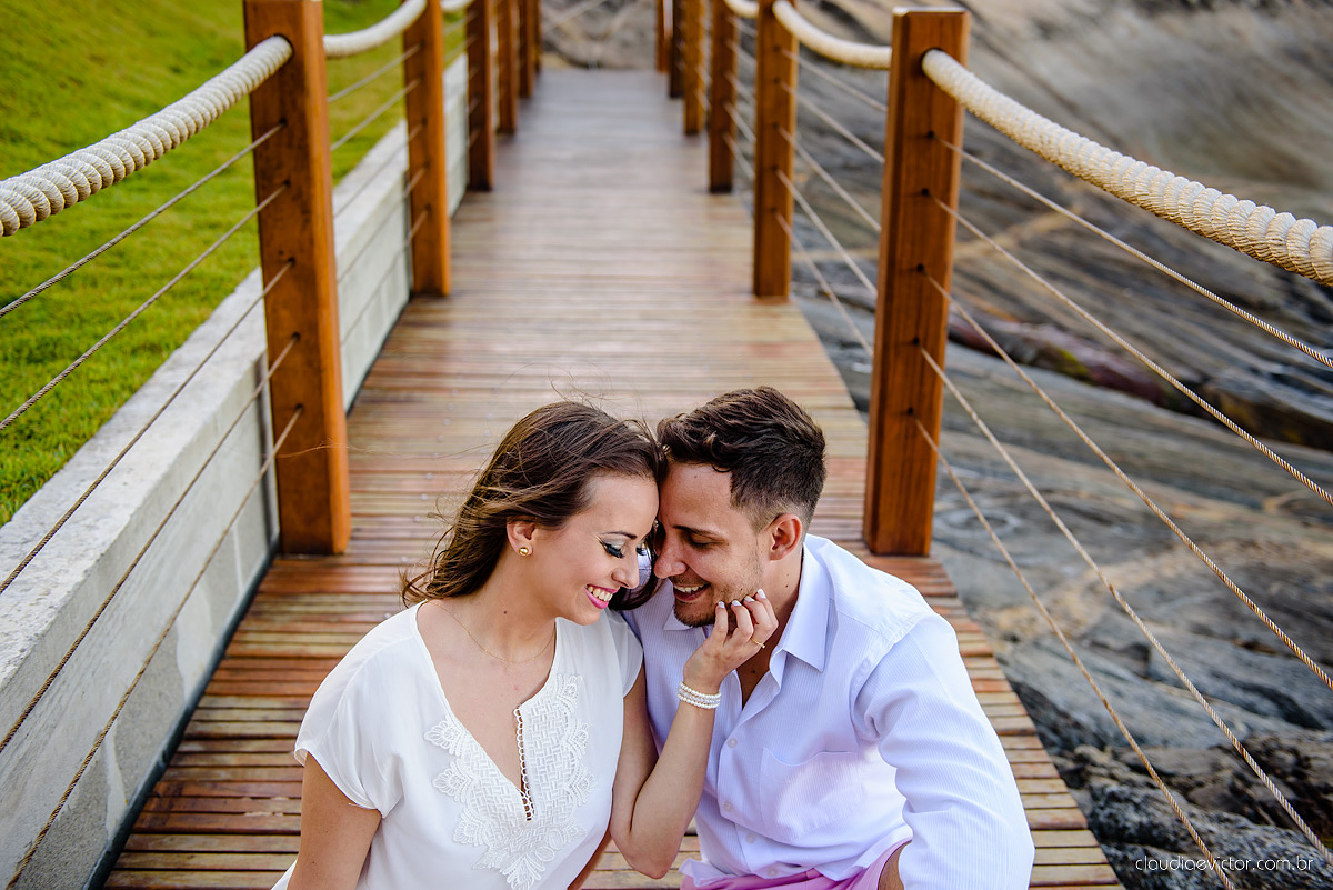 Lindo ensaio fotográfico de casal e ensaio namoro realizado em Guarapari Três Praias por fotógrafos de casamento de Vila Velha fotógrafos de casamento de Vitória fotógrafos de casamento de Serra Espirito Santo ES