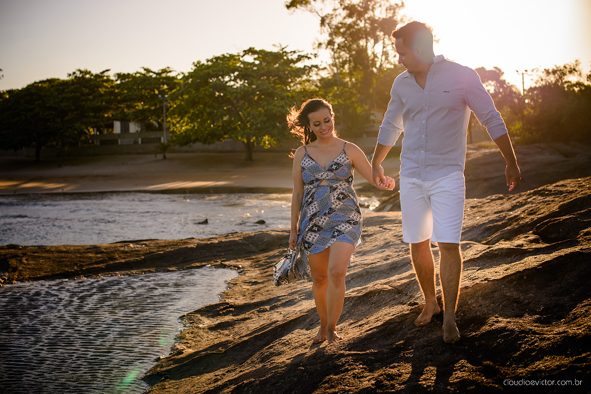 Lindo ensaio fotográfico de casal e ensaio namoro realizado em Guarapari Três Praias por fotógrafos de casamento de Vila Velha fotógrafos de casamento de Vitória fotógrafos de casamento de Serra Espirito Santo ES