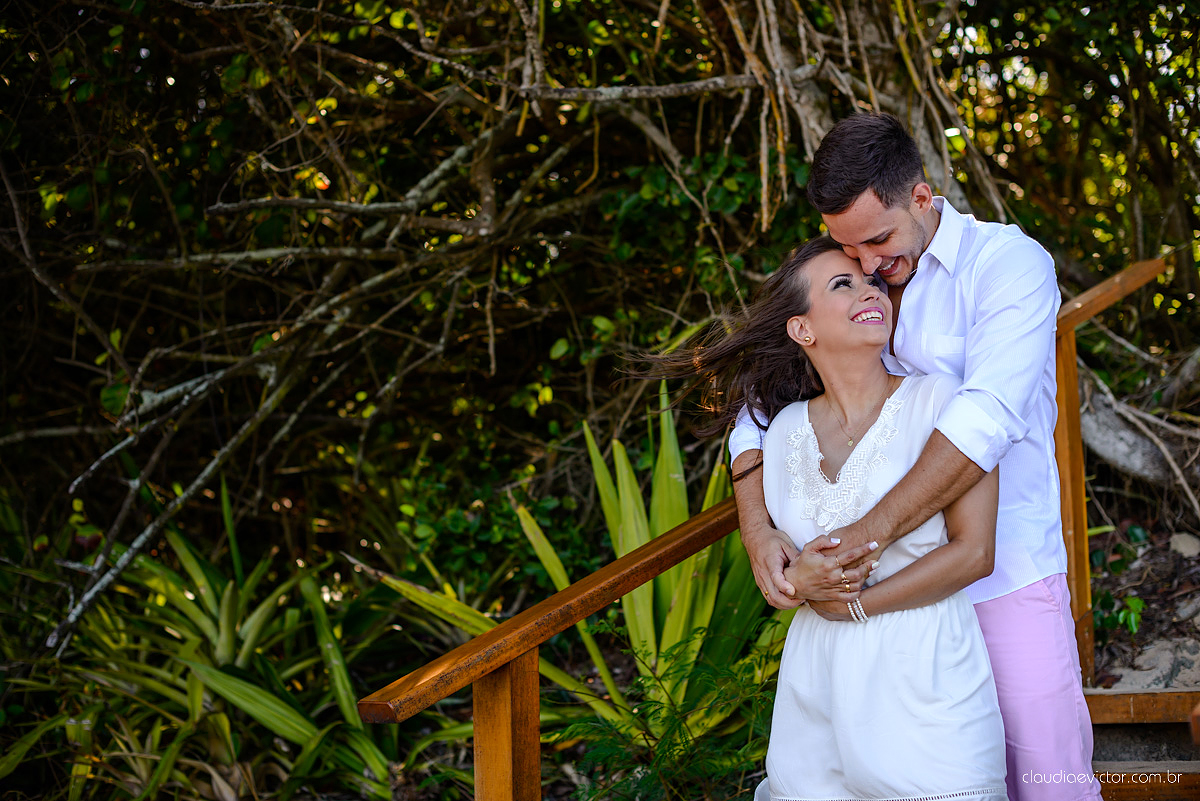 Lindo ensaio fotográfico de casal e ensaio namoro realizado em Guarapari Três Praias por fotógrafos de casamento de Vila Velha fotógrafos de casamento de Vitória fotógrafos de casamento de Serra Espirito Santo ES
