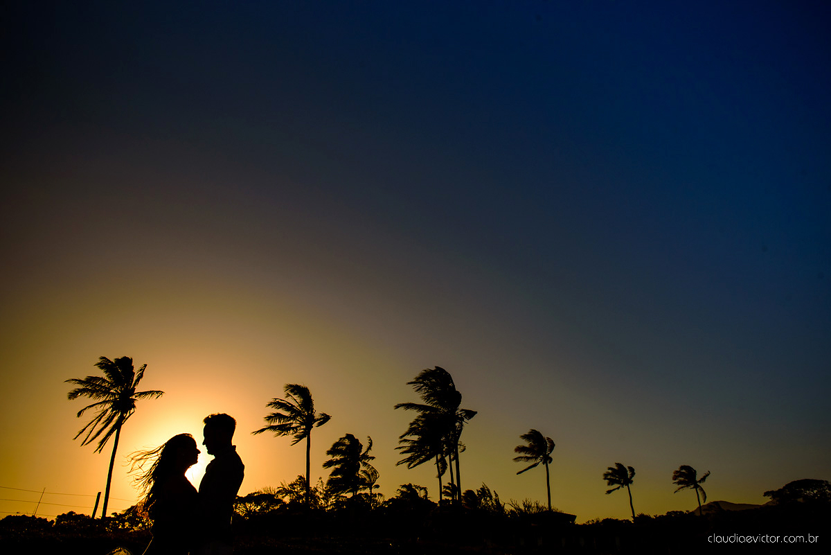 Lindo ensaio fotográfico de casal e ensaio namoro realizado em Guarapari Três Praias por fotógrafos de casamento de Vila Velha fotógrafos de casamento de Vitória fotógrafos de casamento de Serra Espirito Santo ES