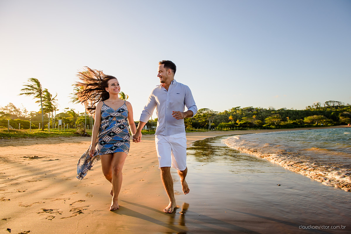 Lindo ensaio fotográfico de casal e ensaio namoro realizado em Guarapari Três Praias por fotógrafos de casamento de Vila Velha fotógrafos de casamento de Vitória fotógrafos de casamento de Serra Espirito Santo ES