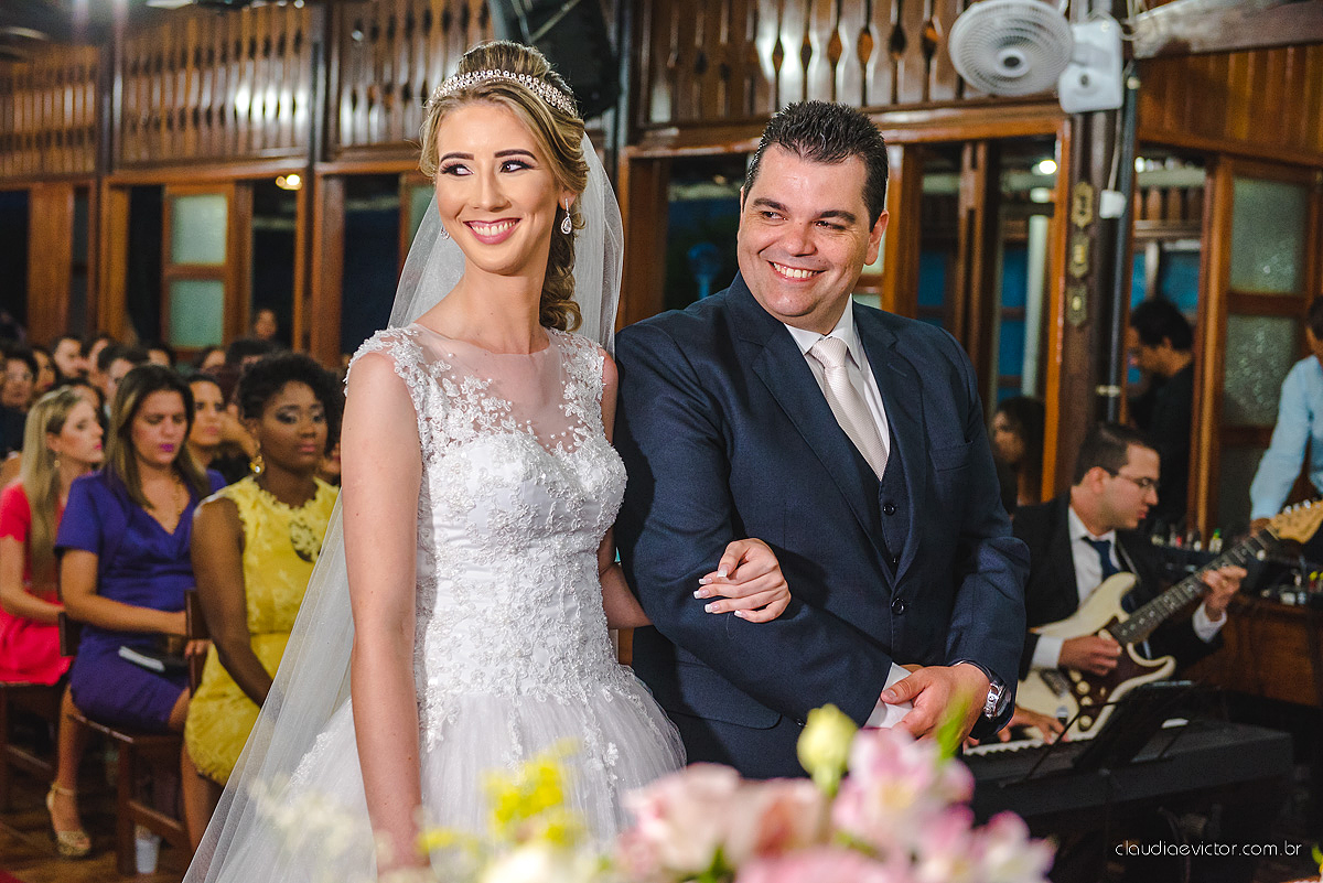 casamento lindo realizado na igreja Maranata Cariacica com noivos e noivas fotógrafos de casamento de Vila Velha fotógrafos de casamento de Vitória fotógrafos de casamento de Serra Espirito Santo ES