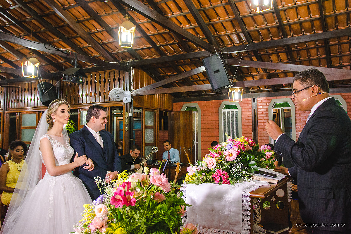 casamento lindo realizado na igreja Maranata Cariacica com noivos e noivas fotógrafos de casamento de Vila Velha fotógrafos de casamento de Vitória fotógrafos de casamento de Serra Espirito Santo ES