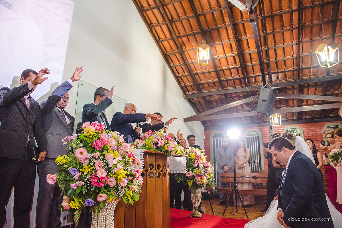 casamento lindo realizado na igreja Maranata Cariacica com noivos e noivas fotógrafos de casamento de Vila Velha fotógrafos de casamento de Vitória fotógrafos de casamento de Serra Espirito Santo ES