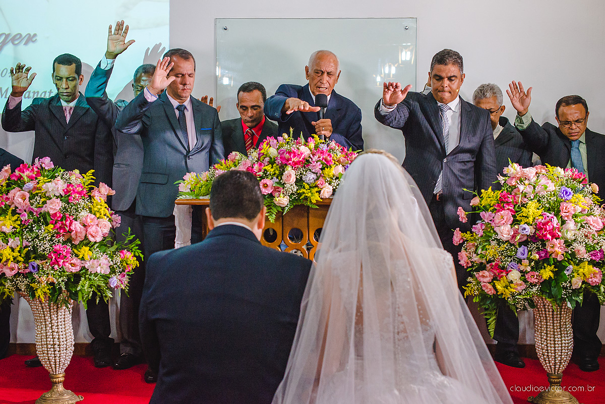 casamento lindo realizado na igreja Maranata Cariacica com noivos e noivas fotógrafos de casamento de Vila Velha fotógrafos de casamento de Vitória fotógrafos de casamento de Serra Espirito Santo ES