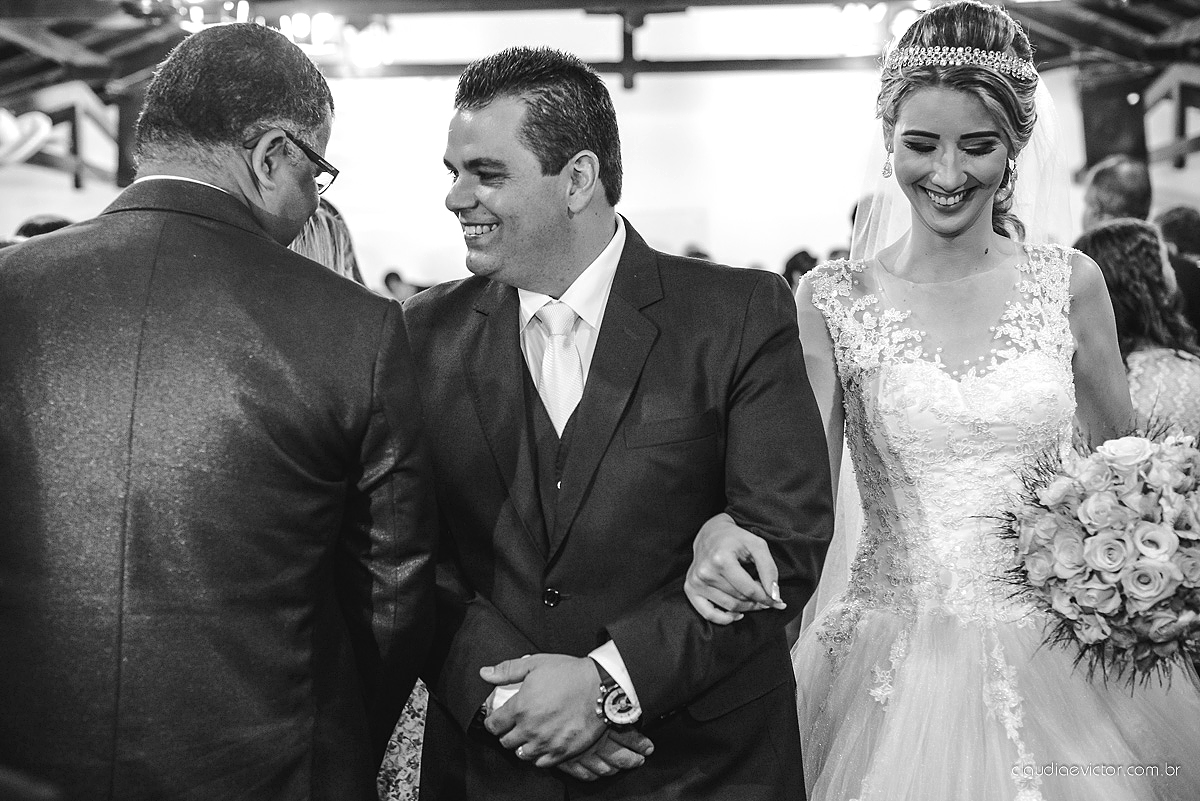 casamento lindo realizado na igreja Maranata Cariacica com noivos e noivas fotógrafos de casamento de Vila Velha fotógrafos de casamento de Vitória fotógrafos de casamento de Serra Espirito Santo ES