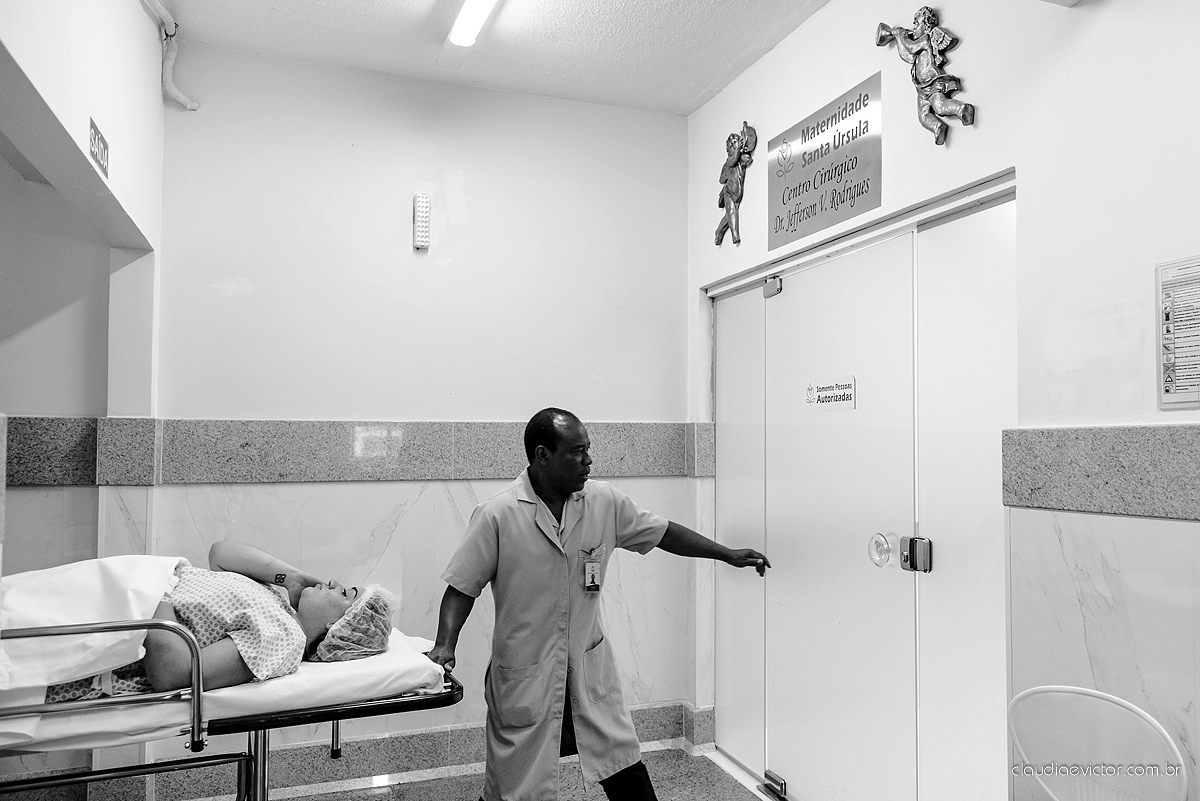 fotos de nascimento parto com a chegada da Beatriz ao mundo muito fofa e linda em uma maternidade por fotógrafos de casamento de Vila velha fotógrafos de casamento de Vitória fotógrafos de casamento de Serra Espirito Santo ES