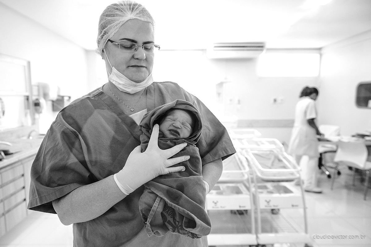 fotos de nascimento parto com a chegada da Beatriz ao mundo muito fofa e linda em uma maternidade por fotógrafos de casamento de Vila velha fotógrafos de casamento de Vitória fotógrafos de casamento de Serra Espirito Santo ES