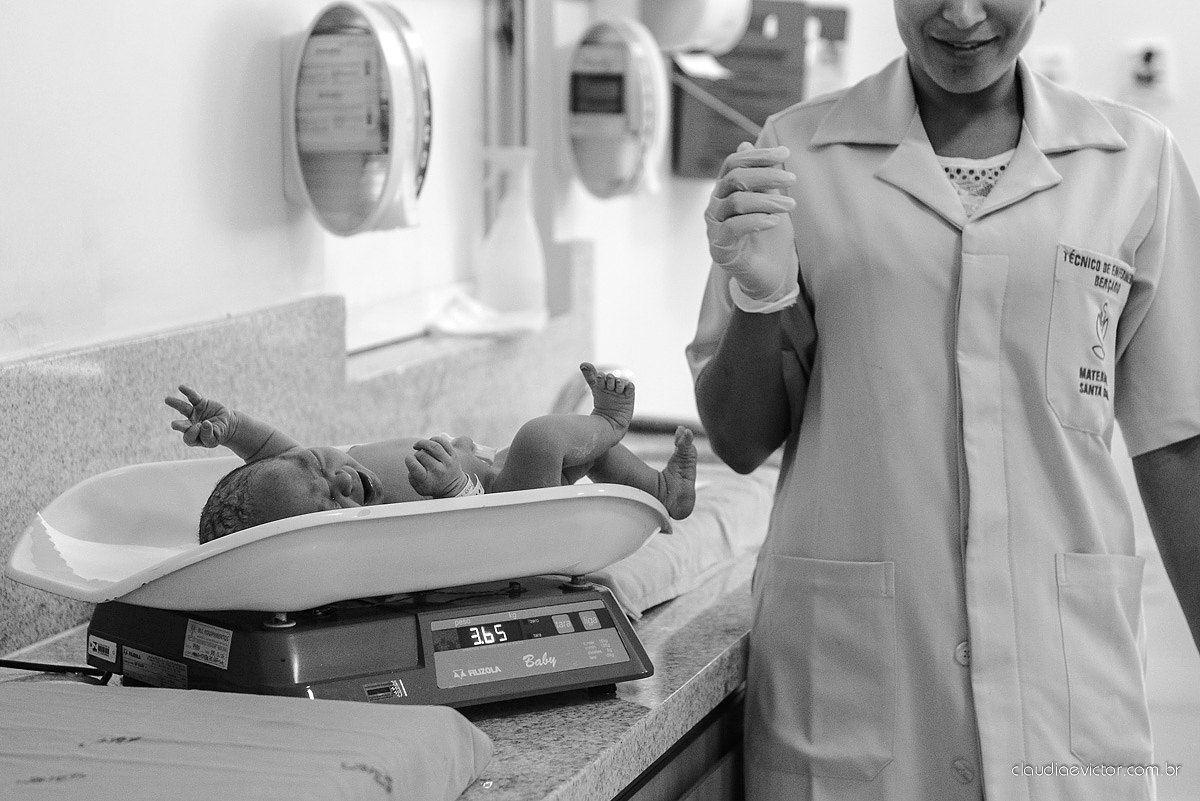 fotos de nascimento parto com a chegada da Beatriz ao mundo muito fofa e linda em uma maternidade por fotógrafos de casamento de Vila velha fotógrafos de casamento de Vitória fotógrafos de casamento de Serra Espirito Santo ES