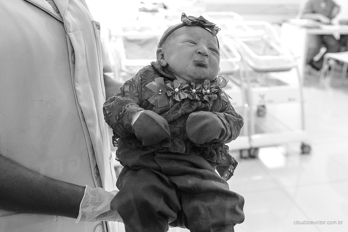 fotos de nascimento parto com a chegada da Beatriz ao mundo muito fofa e linda em uma maternidade por fotógrafos de casamento de Vila velha fotógrafos de casamento de Vitória fotógrafos de casamento de Serra Espirito Santo ES