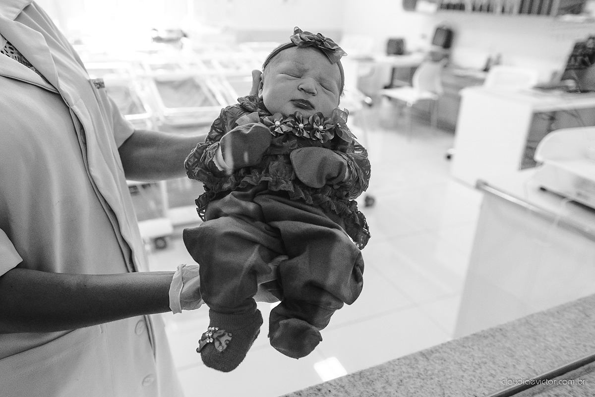 fotos de nascimento parto com a chegada da Beatriz ao mundo muito fofa e linda em uma maternidade por fotógrafos de casamento de Vila velha fotógrafos de casamento de Vitória fotógrafos de casamento de Serra Espirito Santo ES