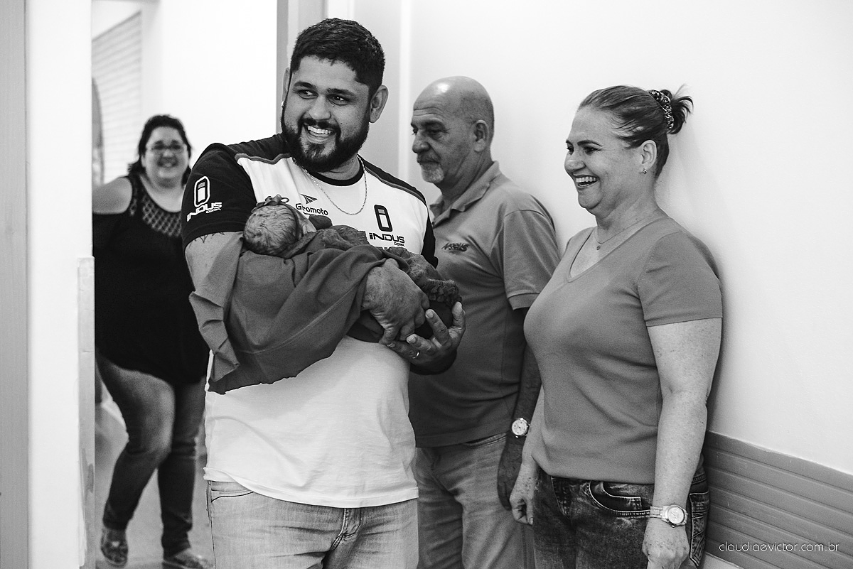 fotos de nascimento parto com a chegada da Beatriz ao mundo muito fofa e linda em uma maternidade por fotógrafos de casamento de Vila velha fotógrafos de casamento de Vitória fotógrafos de casamento de Serra Espirito Santo ES