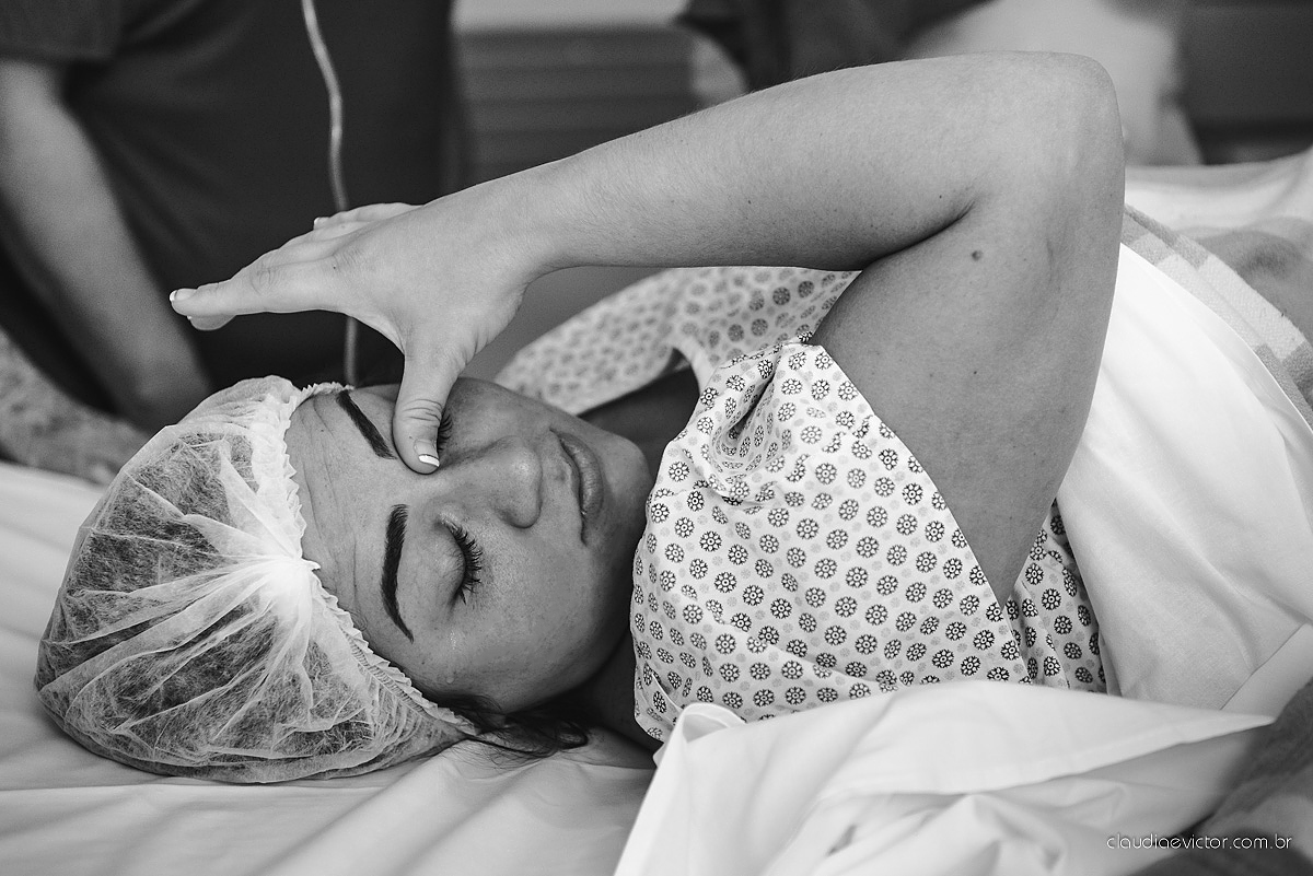 fotos de nascimento parto com a chegada da Beatriz ao mundo muito fofa e linda em uma maternidade por fotógrafos de casamento de Vila velha fotógrafos de casamento de Vitória fotógrafos de casamento de Serra Espirito Santo ES