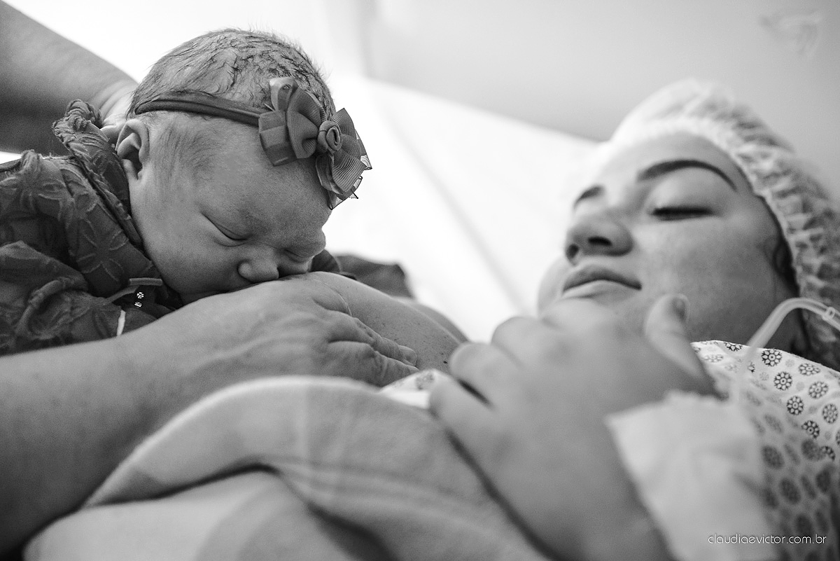 fotos de nascimento parto com a chegada da Beatriz ao mundo muito fofa e linda em uma maternidade por fotógrafos de casamento de Vila velha fotógrafos de casamento de Vitória fotógrafos de casamento de Serra Espirito Santo ES