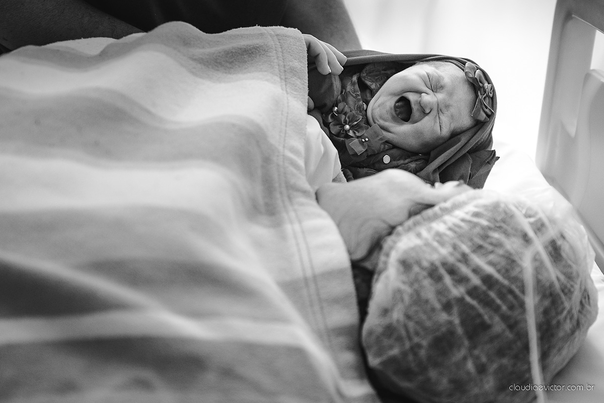 fotos de nascimento parto com a chegada da Beatriz ao mundo muito fofa e linda em uma maternidade por fotógrafos de casamento de Vila velha fotógrafos de casamento de Vitória fotógrafos de casamento de Serra Espirito Santo ES