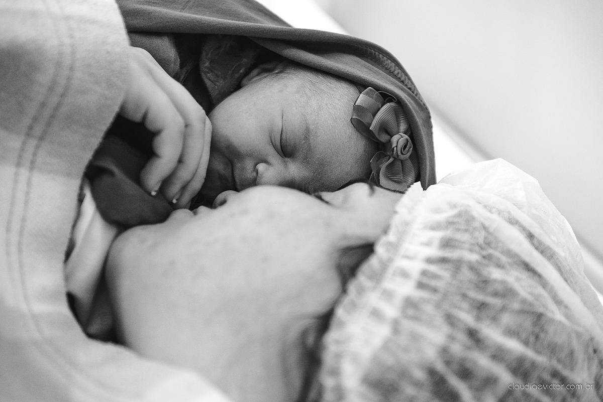 fotos de nascimento parto com a chegada da Beatriz ao mundo muito fofa e linda em uma maternidade por fotógrafos de casamento de Vila velha fotógrafos de casamento de Vitória fotógrafos de casamento de Serra Espirito Santo ES