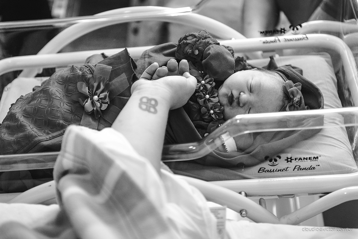 fotos de nascimento parto com a chegada da Beatriz ao mundo muito fofa e linda em uma maternidade por fotógrafos de casamento de Vila velha fotógrafos de casamento de Vitória fotógrafos de casamento de Serra Espirito Santo ES