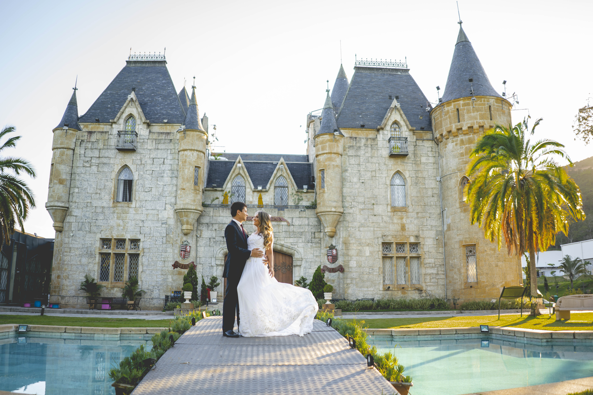 Como todo Casamento é um sonho de contos de fadas, nada como fazer de um castelo o cenário para este lindo pré wedding

E o @castelodeitaipava , foi o local escolhido pelos noivos: @romanielo.aline e @brenocambraia . •