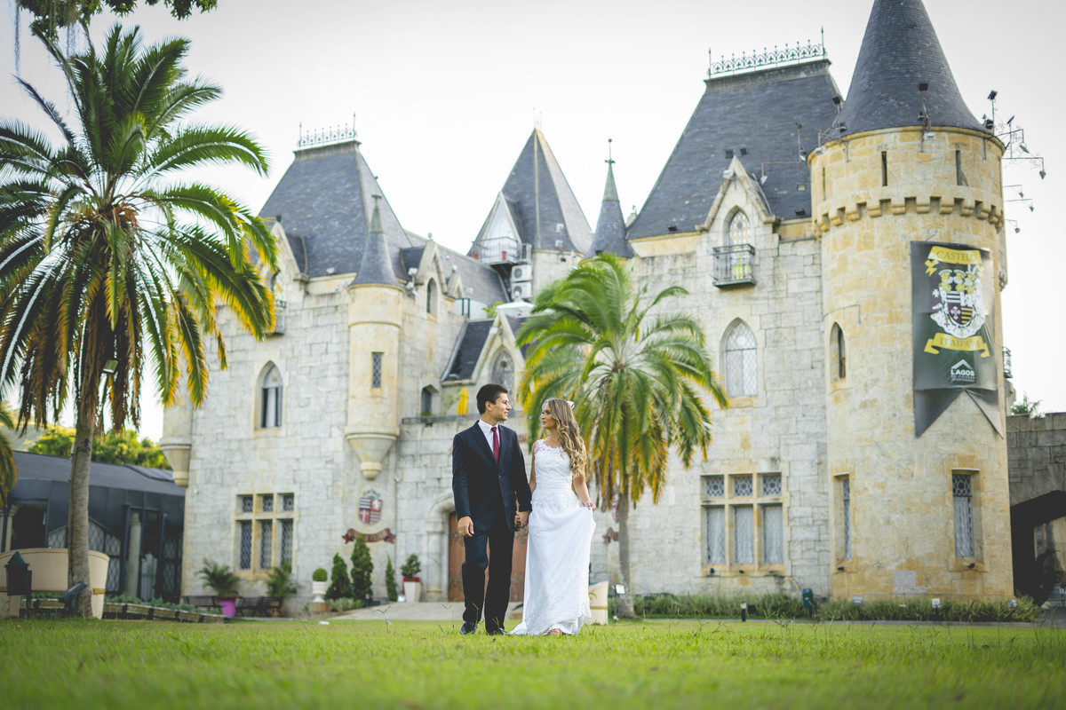 Como todo Casamento é um sonho de contos de fadas, nada como fazer de um castelo o cenário para este lindo pré wedding

E o @castelodeitaipava , foi o local escolhido pelos noivos: @romanielo.aline e @brenocambraia . •