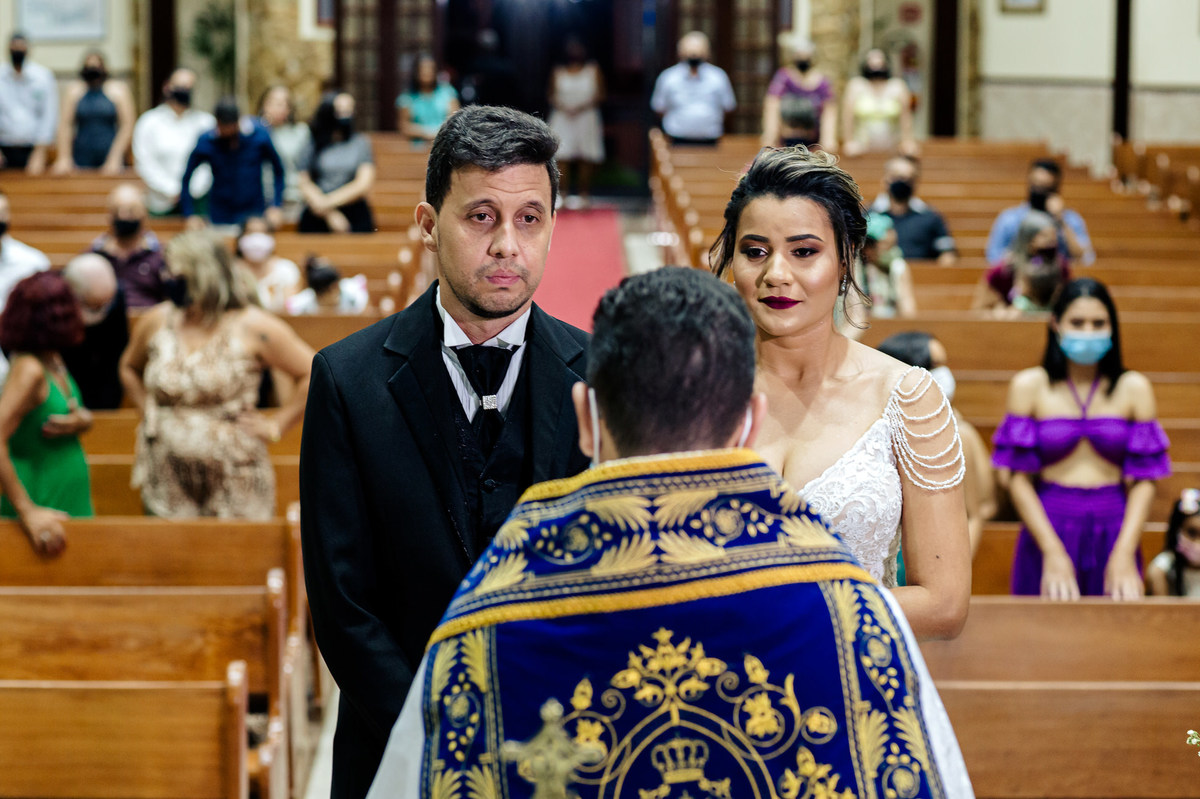 Padre abencoando o casal,  Igreja Nossa Senhora de Fatima Jau