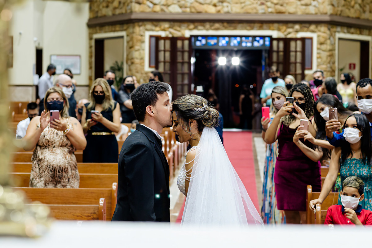beijos noivo igreja,  Igreja Nossa Senhora de Fatima Jau