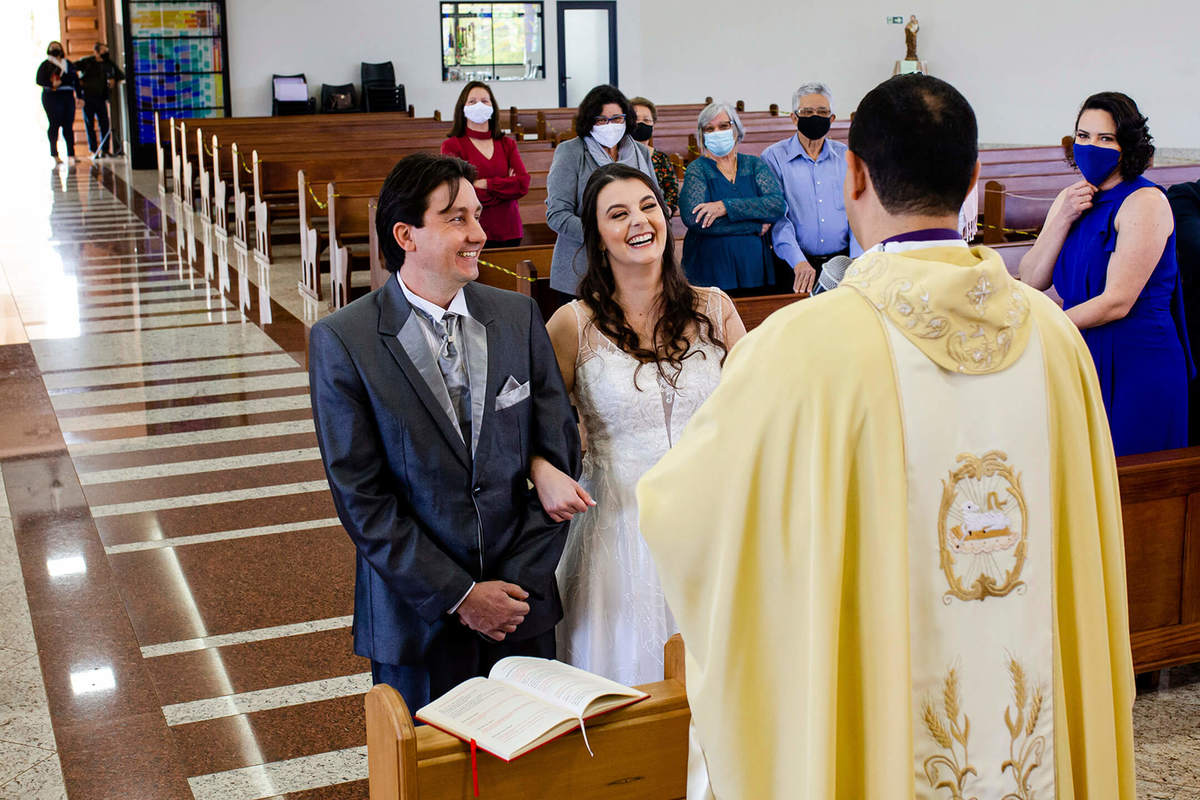 Padre comprimentando os noivos