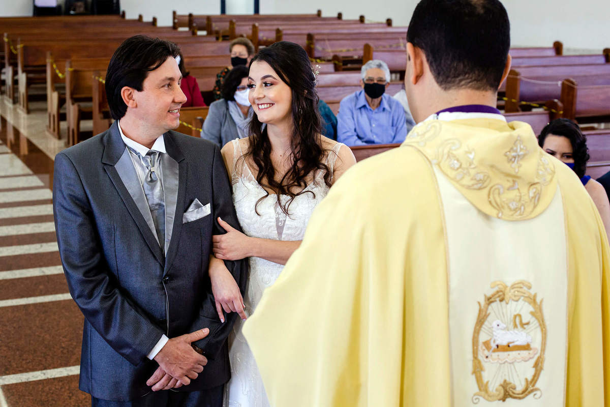 Olhares apaixonados dos noivos