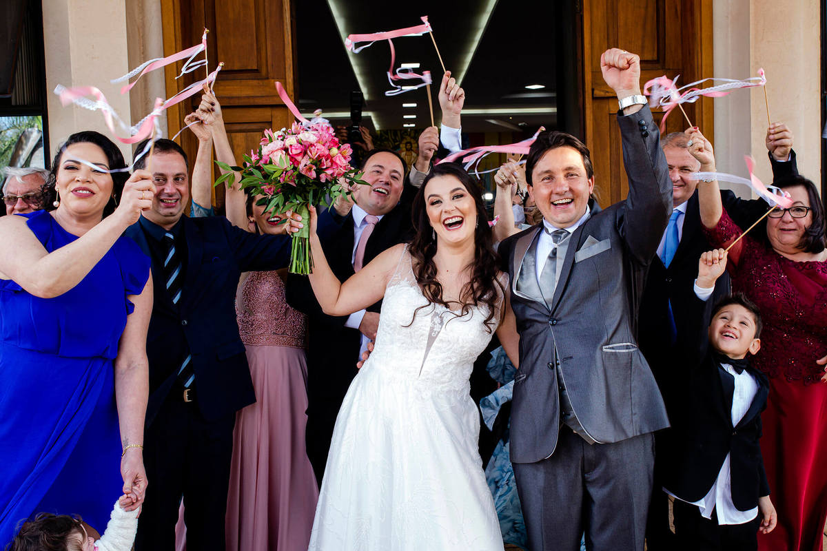 saida dos noivos com os padrinhos e madrinhas