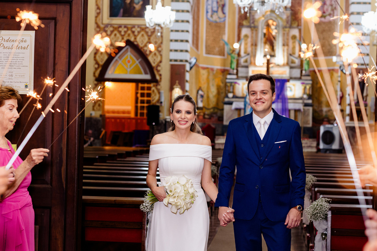 saida dos noivos com alegria