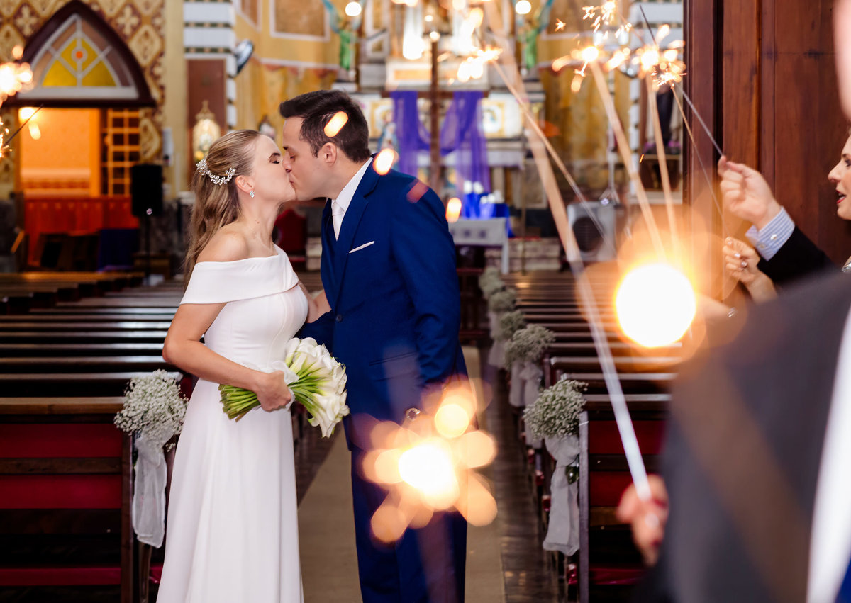 beijo saida dos noivas