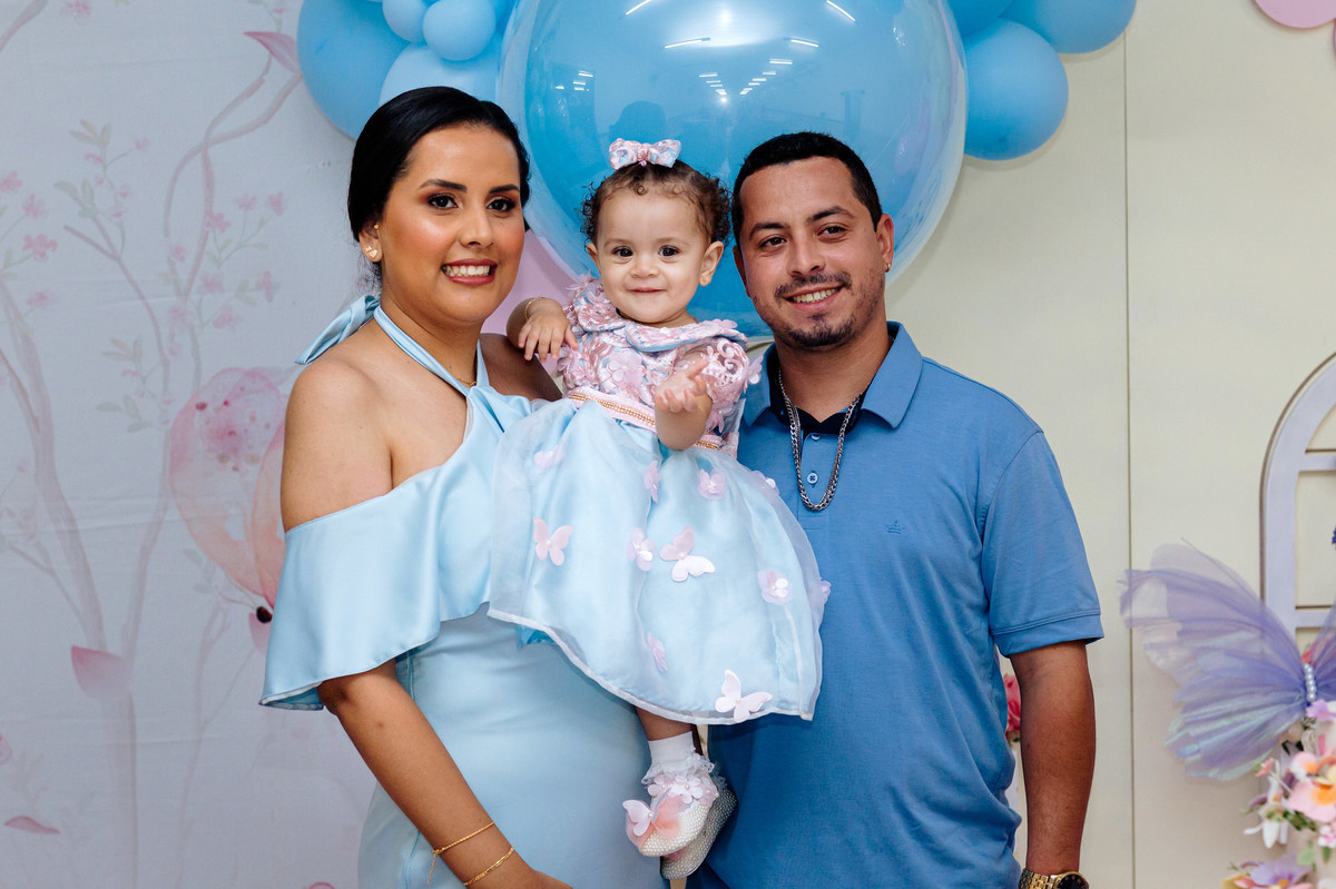 Pais sorrindo com a filha