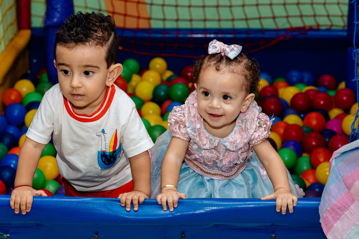 amiguinho-piscina-de-bolinha