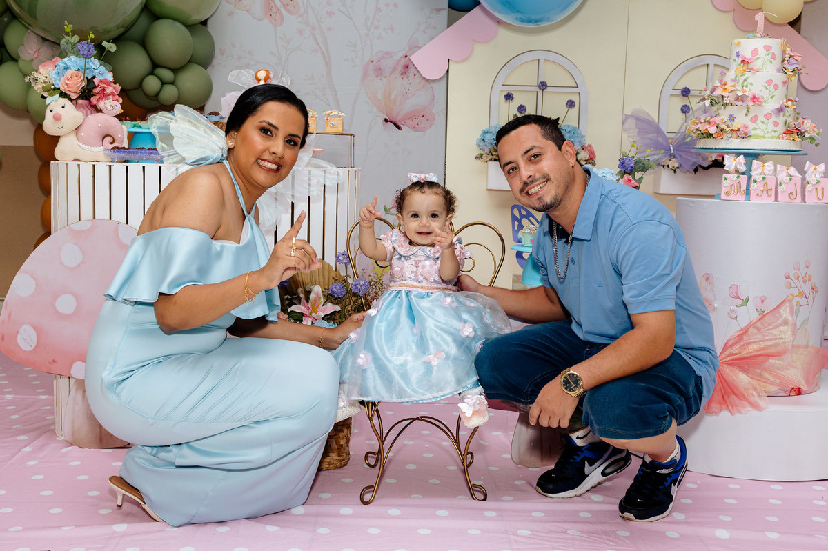 sentada na cadeira com os Pais