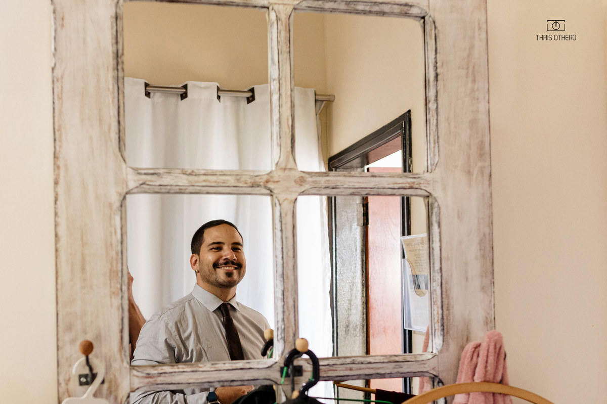 Noivo colocando o terno