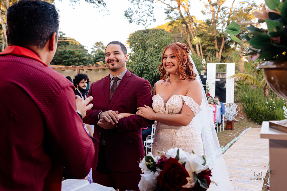 Pastor comprimentando os noivos