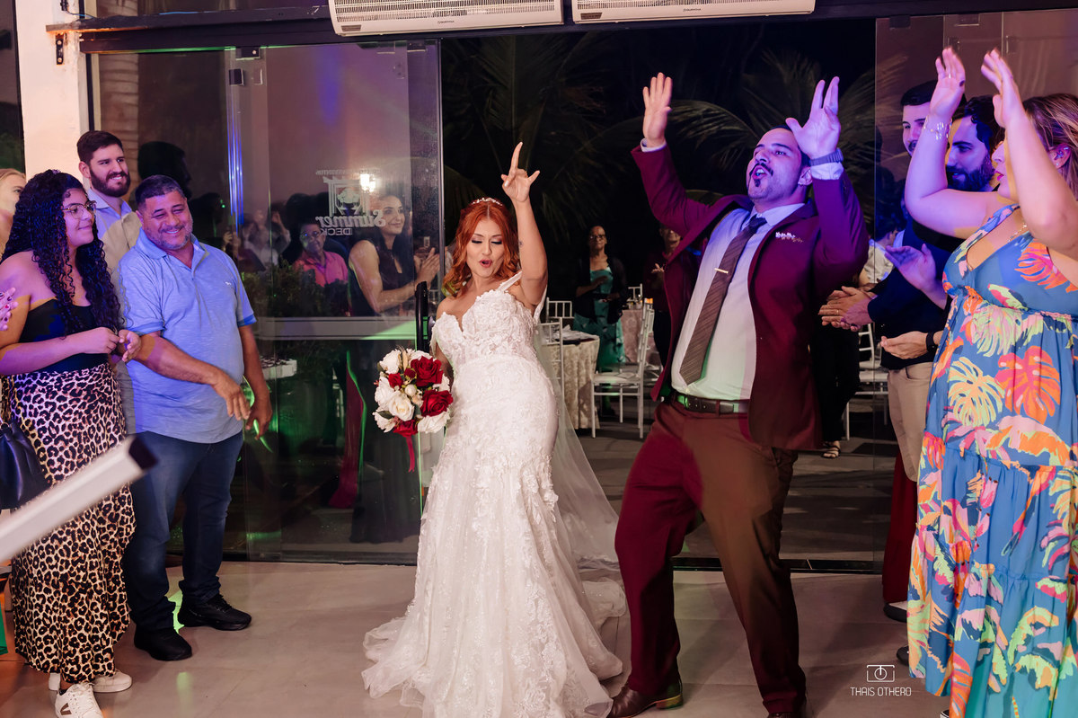 dançando na entrada da festa