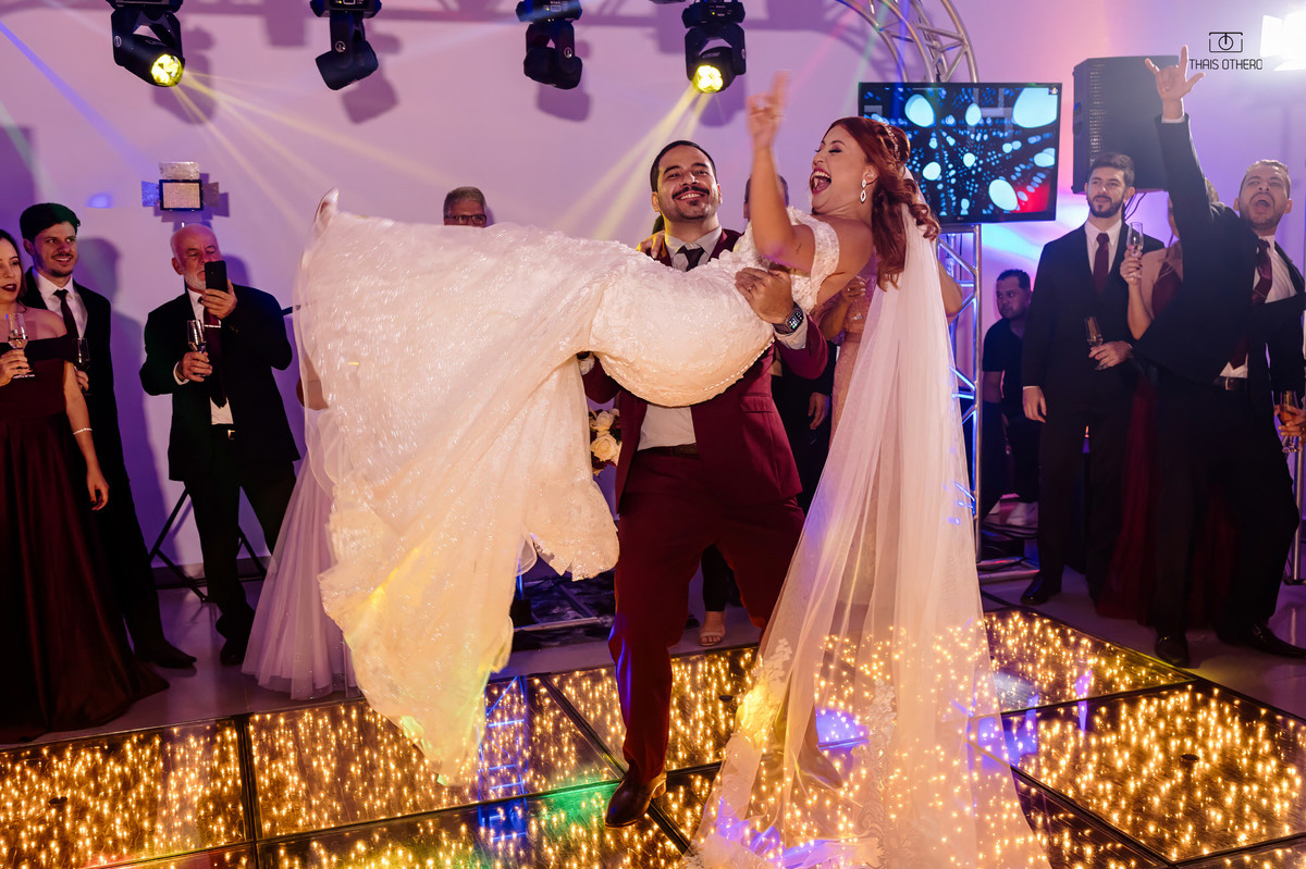 noivo carregando no colo a noiva